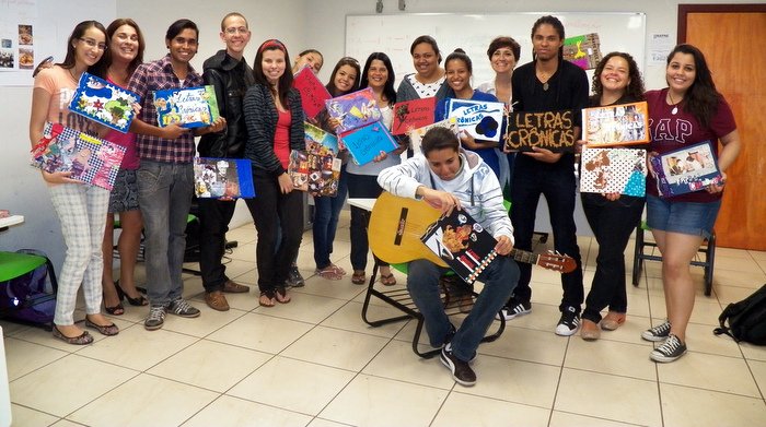 Equipe de estudantes do curso de Letras Espanhol apresentam trabalho artesenal.