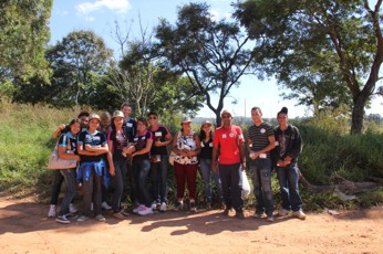 Estudantes e agricultores em visita ao IFB