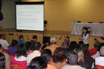 Camila Fasolo expõe à comunidade informações do IFB