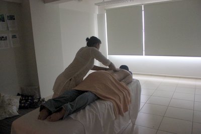 Massagem em sala provisada no IFB. Atividade de socialização no Encontro Pedagógico.