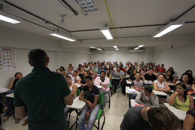 Professor Eduardo Dias, diretor do Campus Taguatinga Centro, recebe estudantes do Pronatec.
